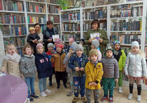 Grupa Żabki i Odkrywcy podczas wizyty w bibliotece